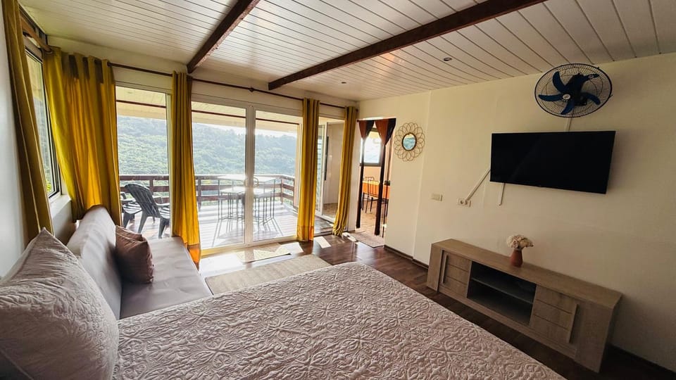 Communal lounge/ TV room, TV and multimedia, View (from property/room), Bedroom