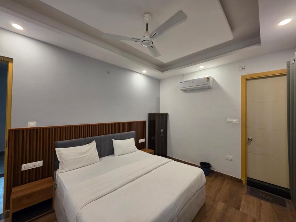 Bed, Photo of the whole room, air conditioner