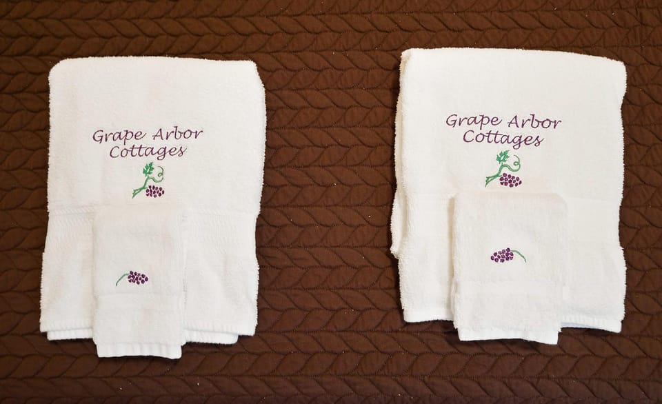 The Riesling Cottage - GOTL Strip - Cozy & Quaint House in Geneva-on-the-Lake