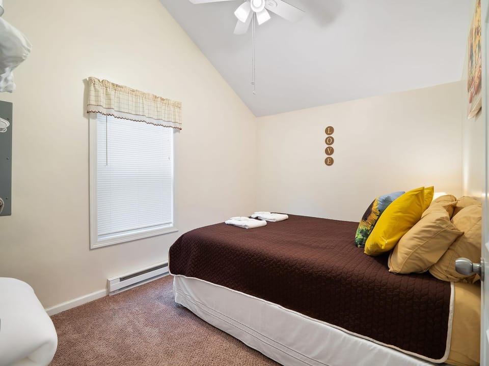 The Riesling Cottage - GOTL Strip - Cozy & Quaint House in Geneva-on-the-Lake