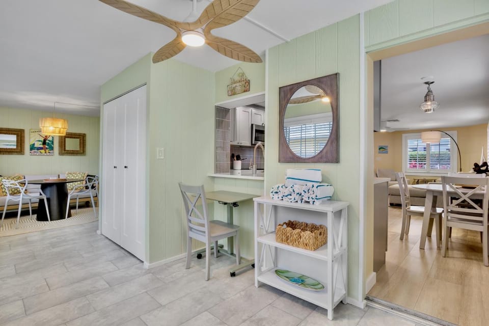 Day, Kitchen or kitchenette, Living room, Seating area, Dining area, furniture