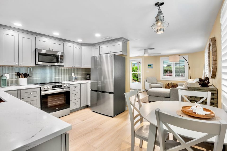 Kitchen or kitchenette, Living room, Seating area, Dining area, Bedroom, furniture, microwave, oven, stove
