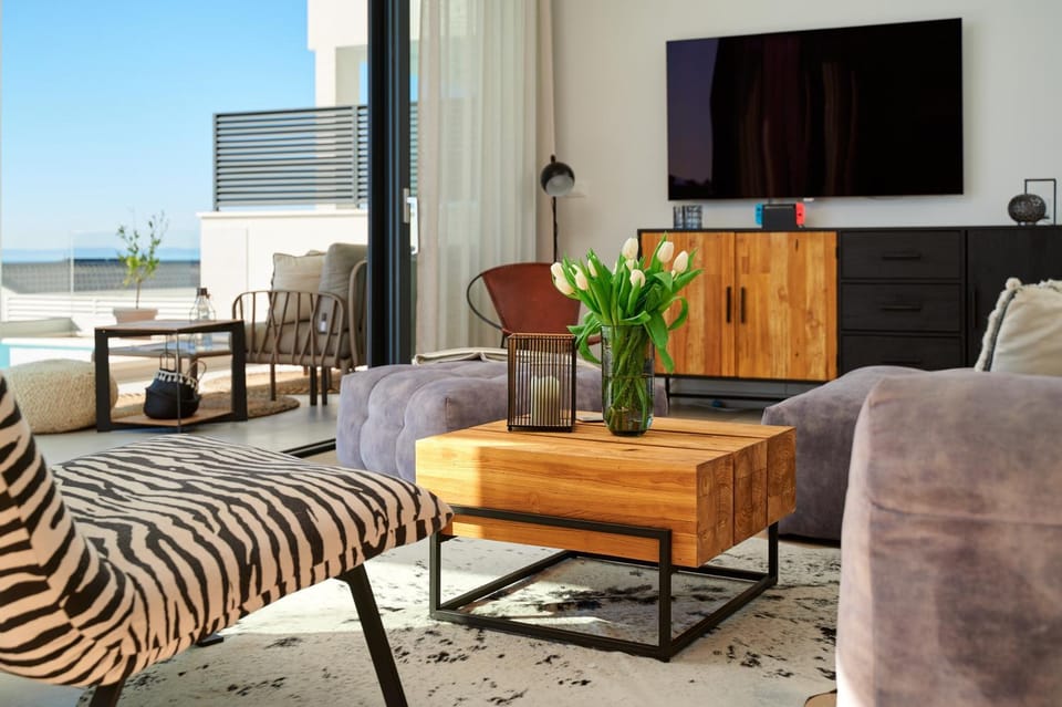 Communal lounge/ TV room, Balcony/Terrace, Living room, Pool view, Sea view, Family