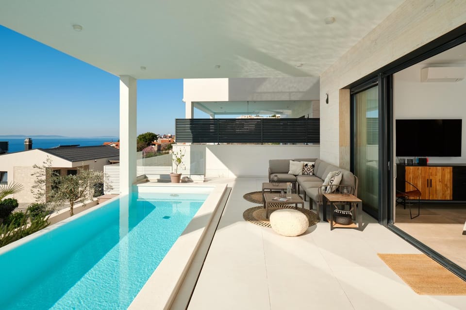 View (from property/room), Lounge or bar, Dining area, Pool view, Sea view