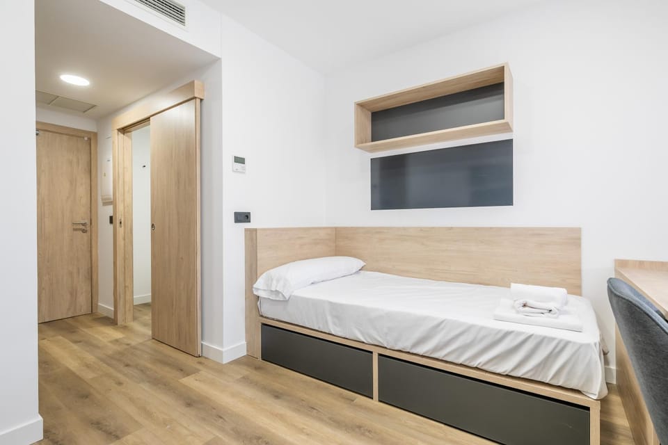 Photo of the whole room, Bedroom, towels