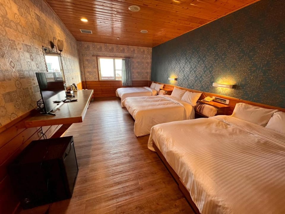 Bed, TV and multimedia, Photo of the whole room