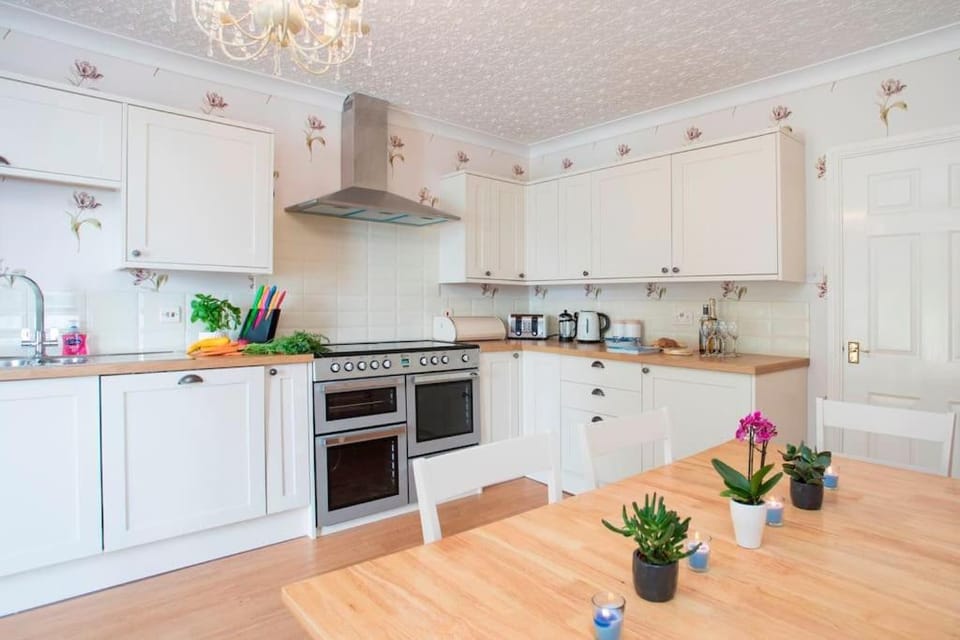 Kitchen or kitchenette, Dining area, dishwasher, minibar, pet friendly, stove, toaster