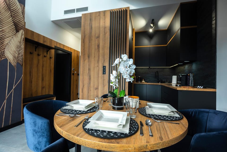 Kitchen or kitchenette, Living room, Food and drinks, Dining area, Food