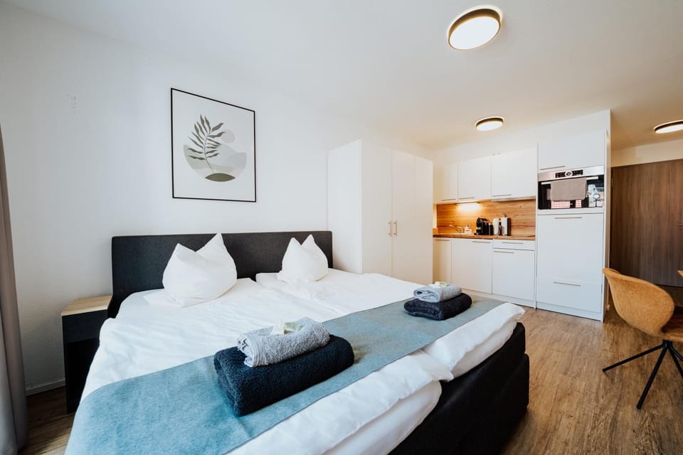 Bed, Kitchen or kitchenette, Photo of the whole room, Bedroom, oven, towels, wardrobe