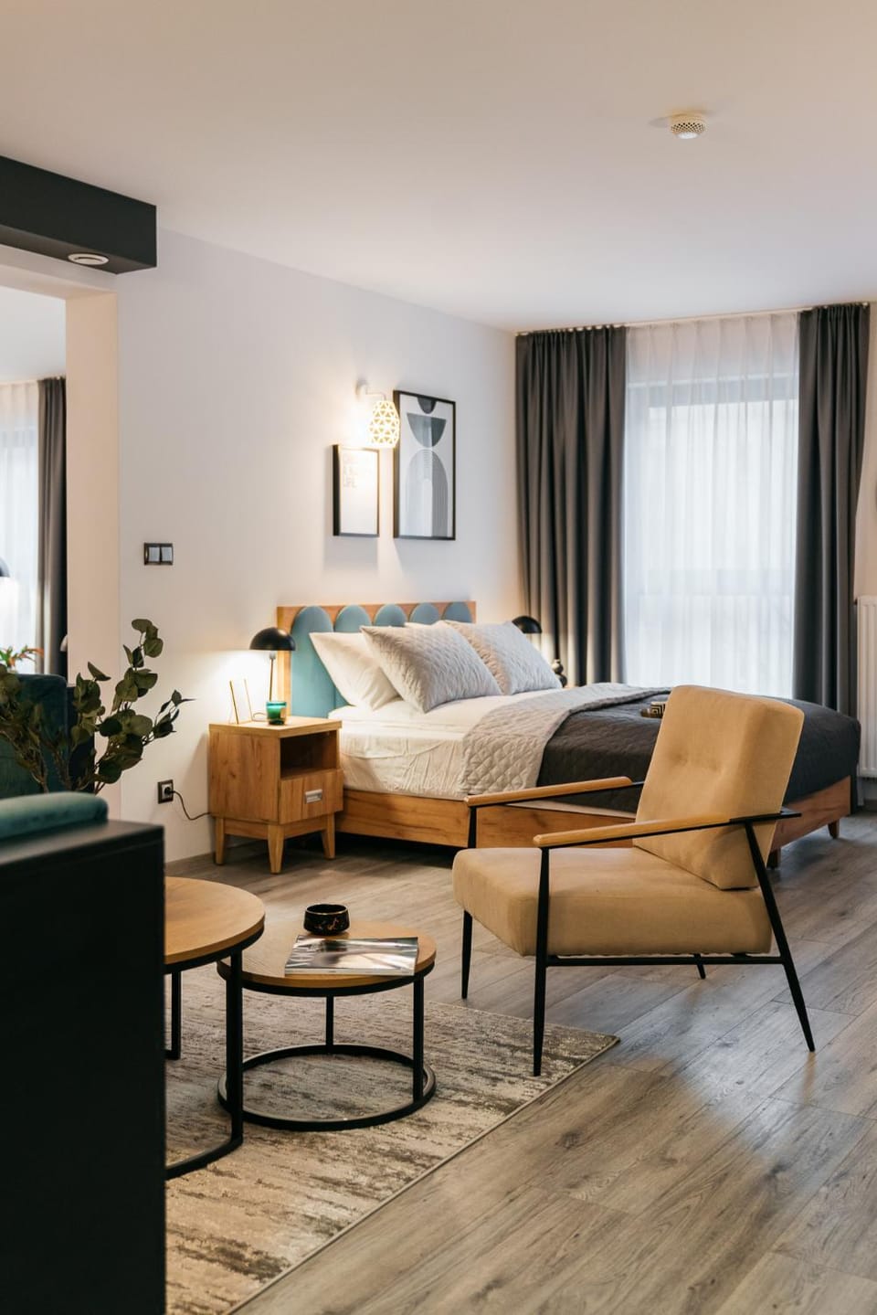 Bed, Living room, Photo of the whole room, Seating area, Bedroom