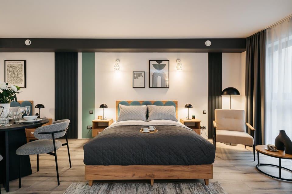 Bed, Living room, Photo of the whole room, Seating area, Bedroom