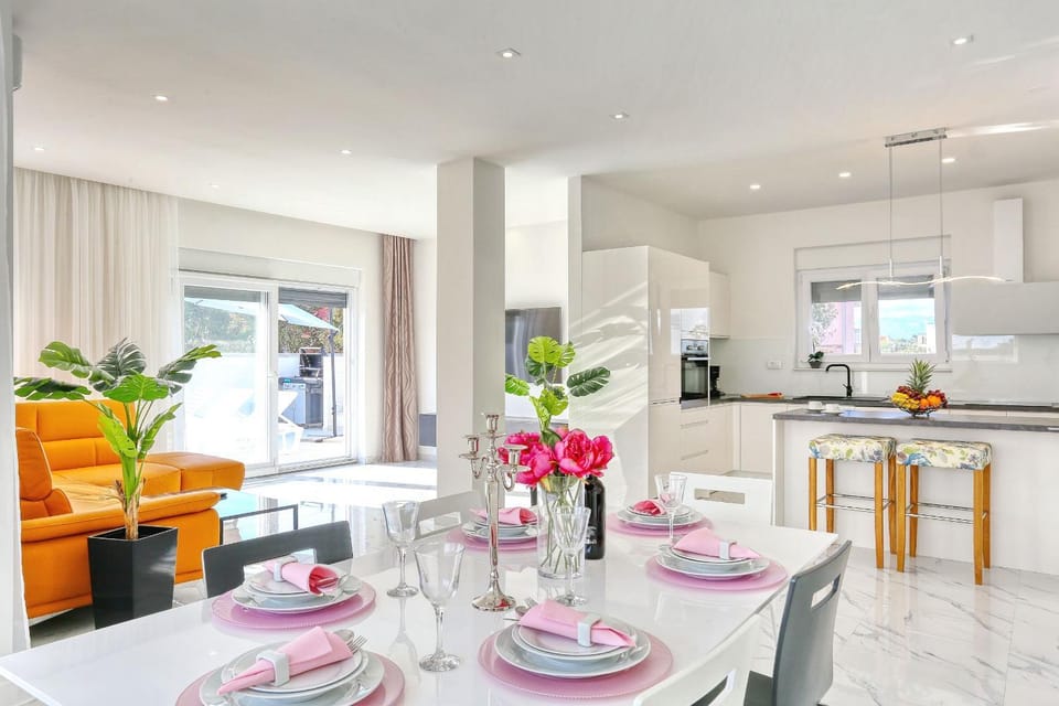 Kitchen or kitchenette, Living room, Dining area