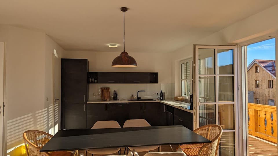 Kitchen or kitchenette, Living room, Seating area, Dining area