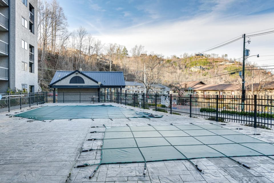 Walk to the Strip! Dtwn Gatlinburg Condo w/ Pool House in Gatlinburg