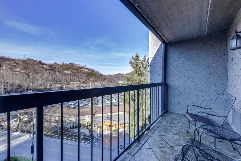 Walk to the Strip! Dtwn Gatlinburg Condo w/ Pool House in Gatlinburg