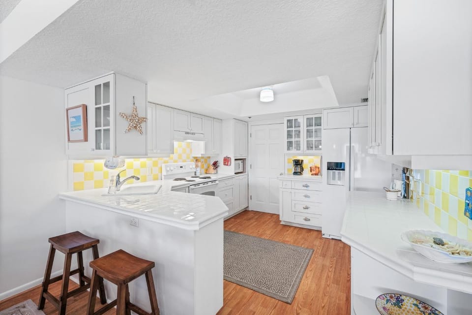 Ground floor beachfront with steps to the beach and pool & beach access House in Florida