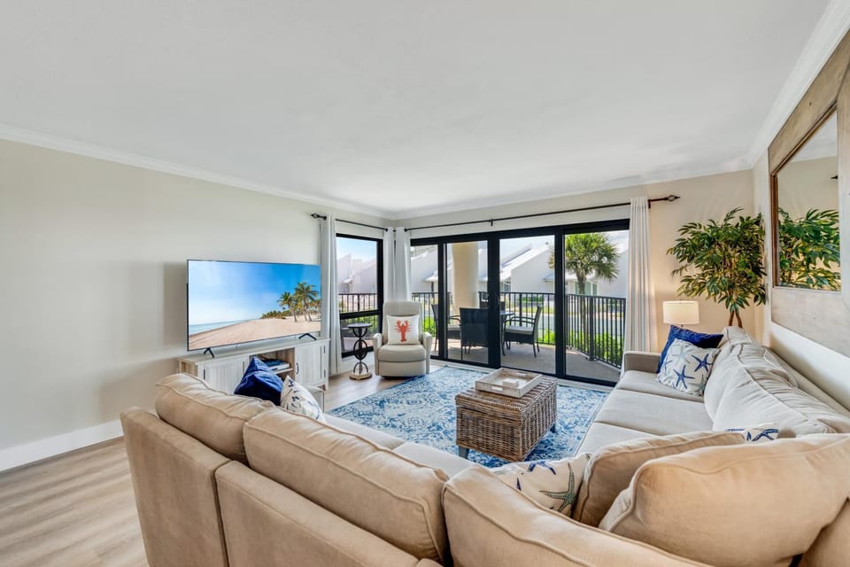 Enjoy the balcony with an ocean view located on the no-drive beach! House in Florida