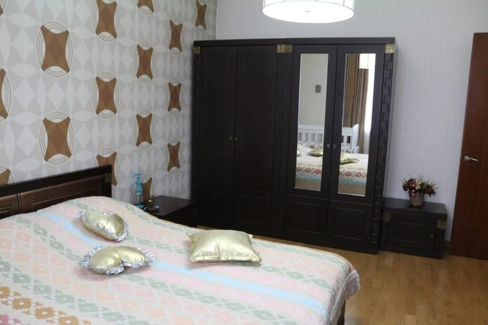 Photo of the whole room, Bedroom, wardrobe