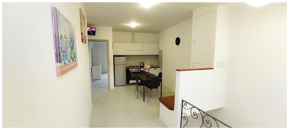 Kitchen or kitchenette, Dining area, pet friendly, stove