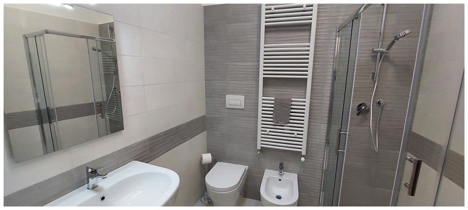 Shower, Toilet, Bathroom, bidet, towels