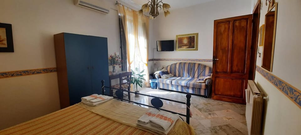 Bed, TV and multimedia, Living room, Photo of the whole room, Bedroom, hair dresser, towels, wardrobe, air conditioner