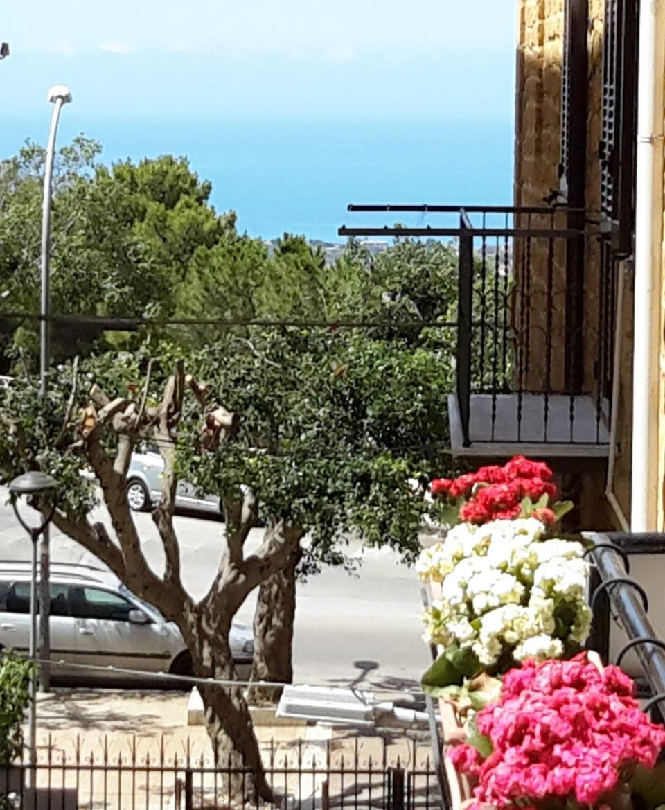 Property building, Balcony/Terrace, Balcony/Terrace, Garden view, Parking