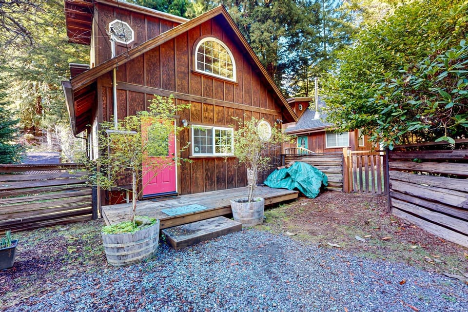 Magical Redwood Getaway-Outdoor Tub & Dog-Friendly House in Mendocino County