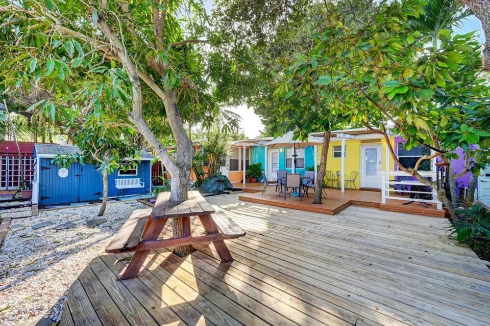 Enchanting 2BR/1BA Casita 2 blocks to Beach House in Deerfield Beach