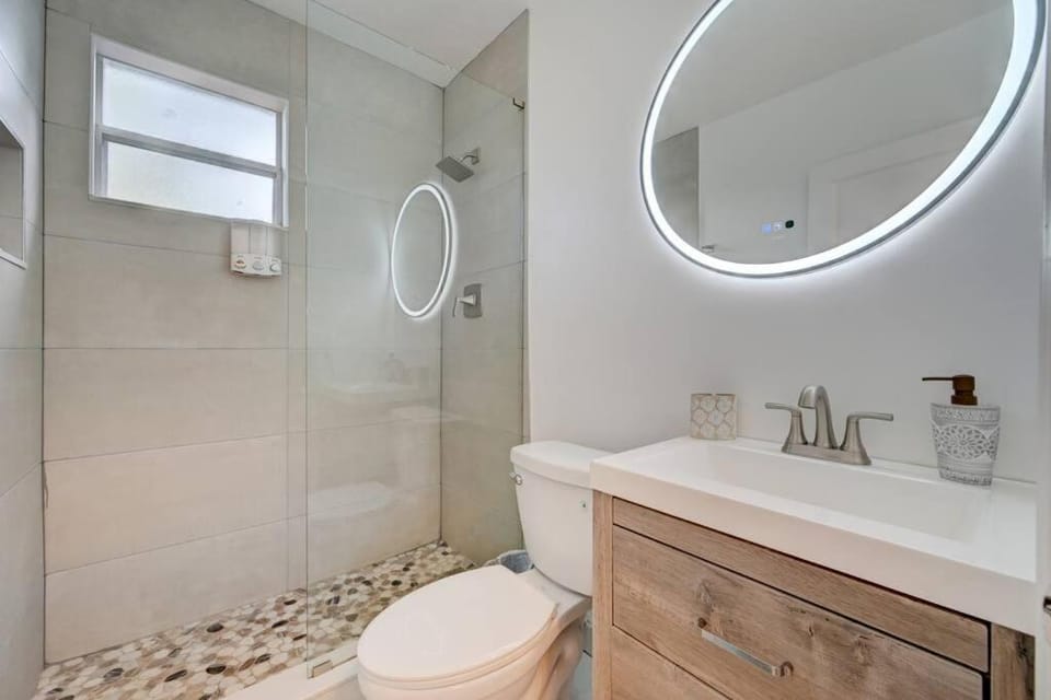 Enchanting 2BR/1BA Casita 2 blocks to Beach House in Deerfield Beach