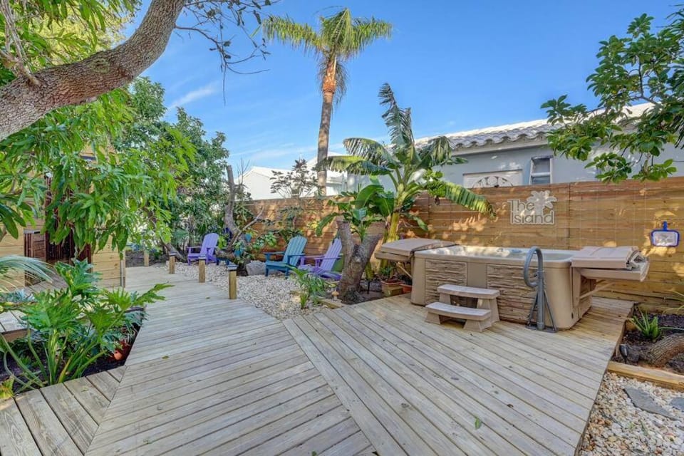Enchanting 2BR/1BA Casita 2 blocks to Beach House in Deerfield Beach