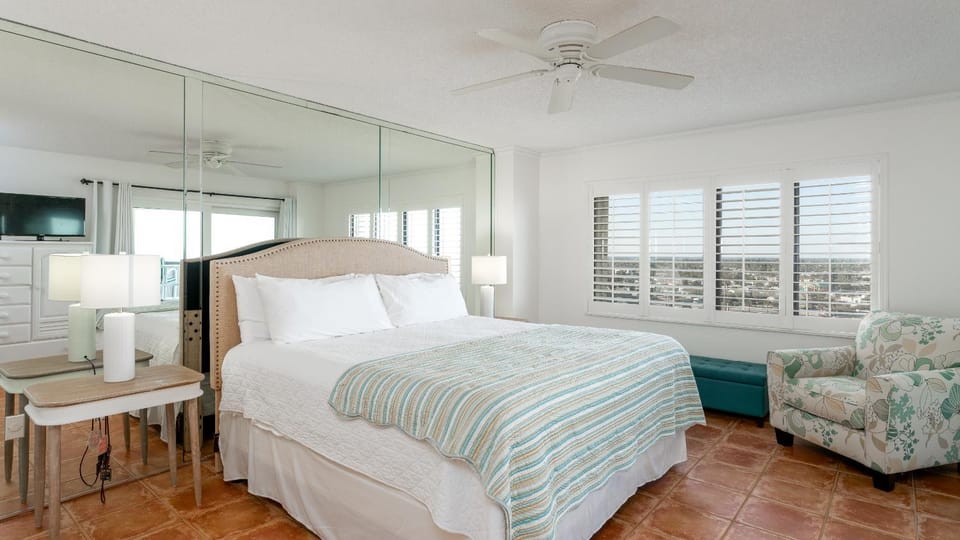 Bed, TV and multimedia, View (from property/room), Photo of the whole room, Bedroom