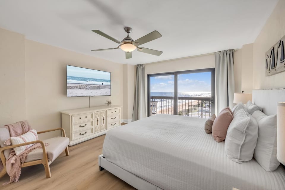 Sunrise beach views with top complex amenities and pool access! House in Daytona Beach
