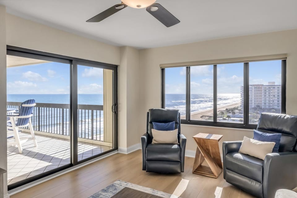 Sunrise beach views with top complex amenities and pool access! House in Daytona Beach