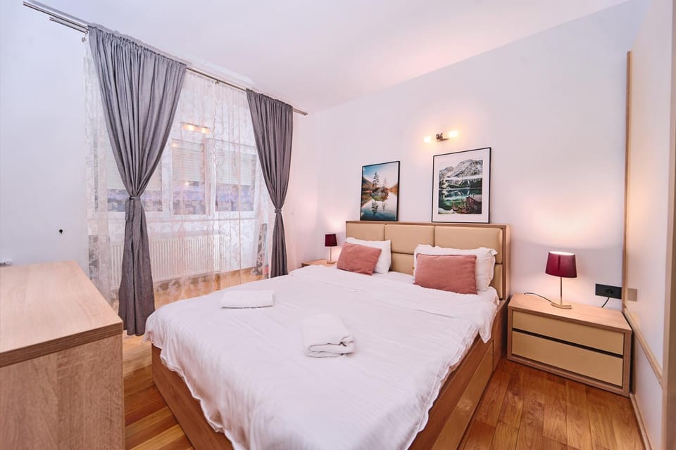 Photo of the whole room, Bedroom, towels