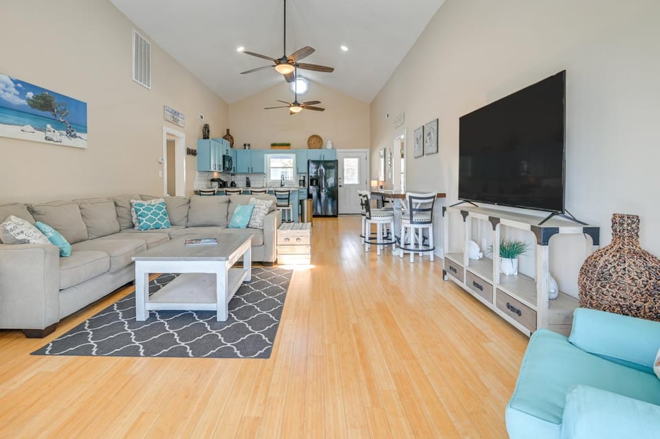 Walk to Surfside Beach: Poolside Oasis House in Surfside Beach