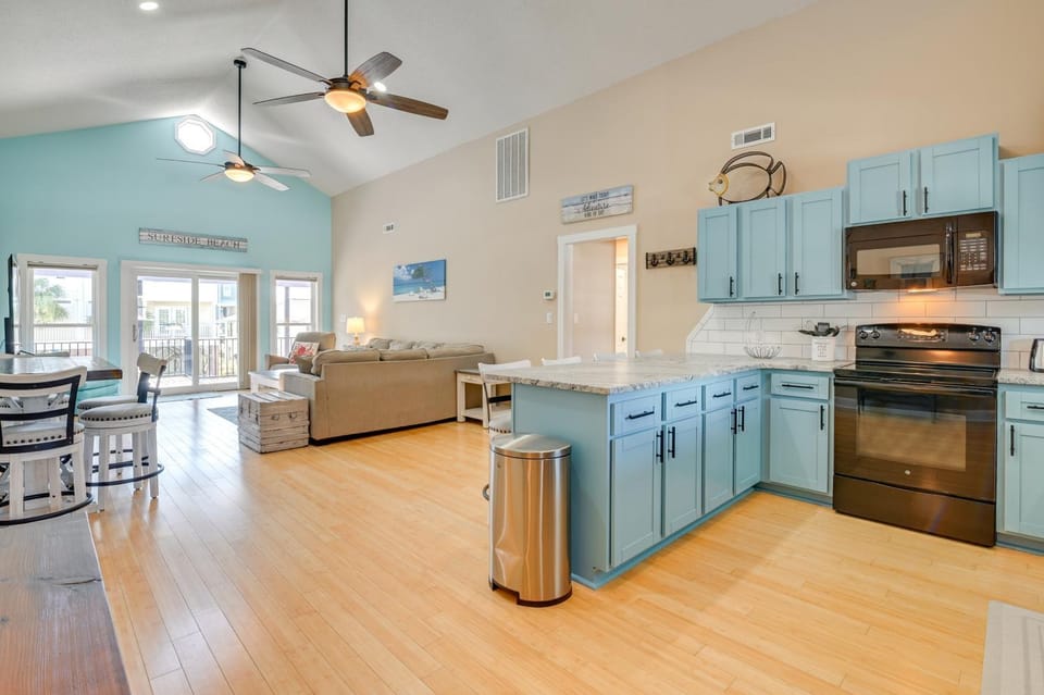 Walk to Surfside Beach: Poolside Oasis House in Surfside Beach