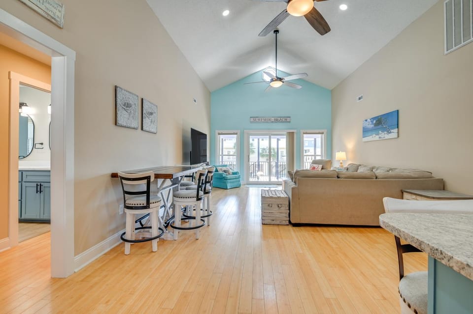 Walk to Surfside Beach: Poolside Oasis House in Surfside Beach
