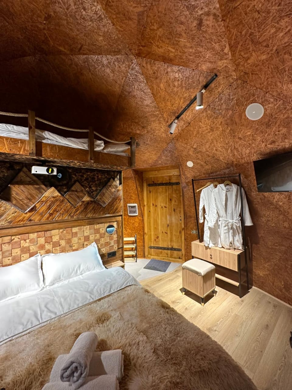 Facade/entrance, Bed, Living room, Photo of the whole room, Bedroom, towels