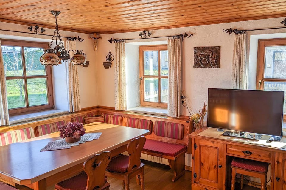TV and multimedia, Living room, Seating area, Dining area