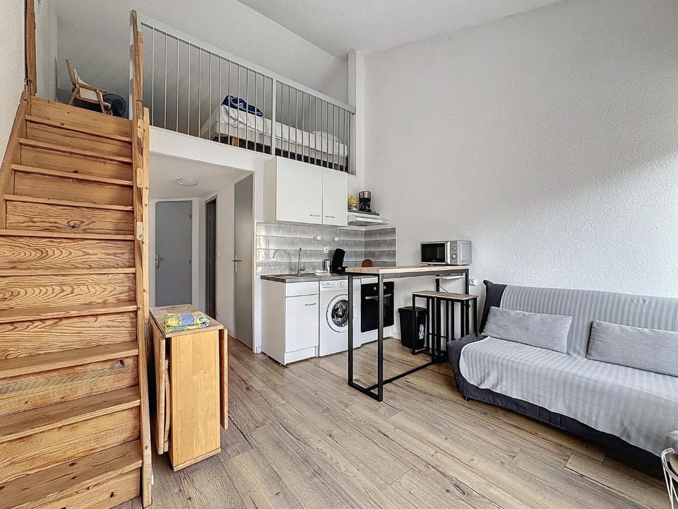 Bed, Living room, Seating area