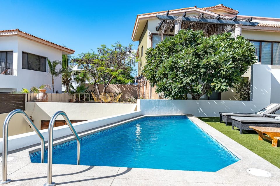 Patio, Day, Swimming pool, sunbed