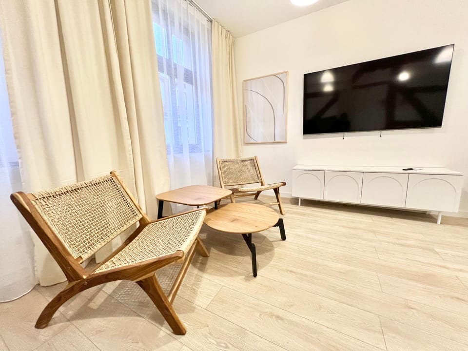 TV and multimedia, Living room, Seating area, Evening entertainment