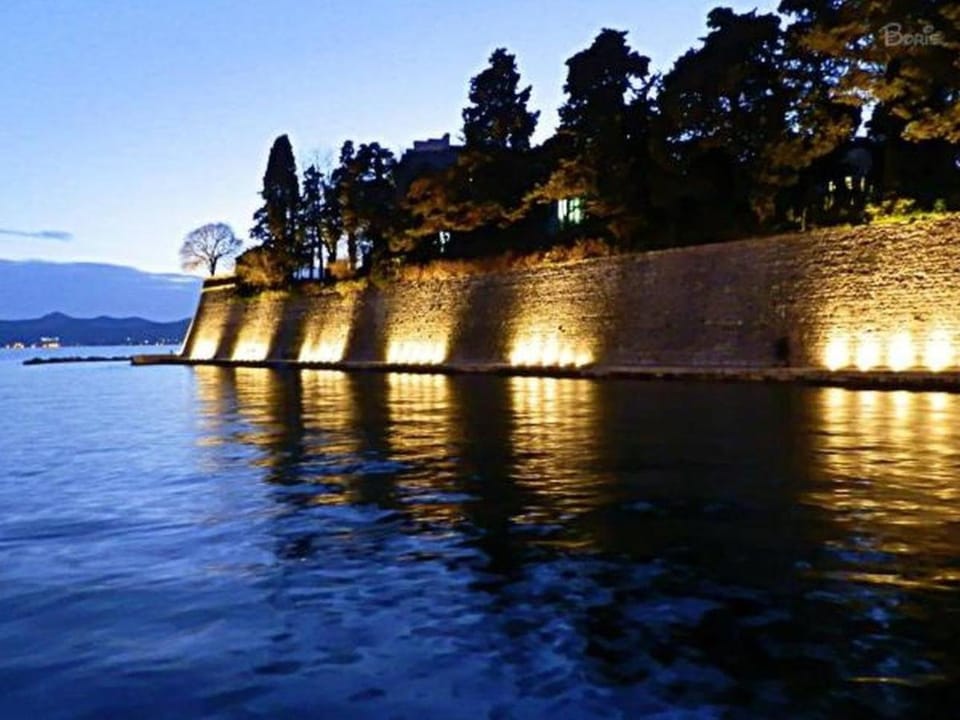 Nearby landmark, Restaurant/places to eat, Off site, Neighbourhood, Natural landscape, Beach, City view