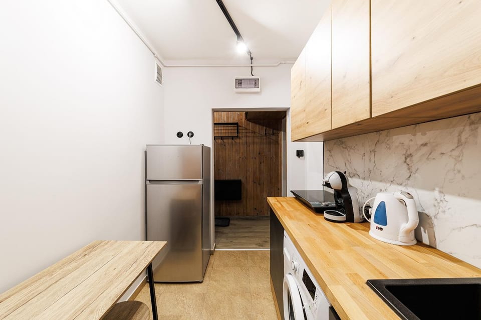 Kitchen or kitchenette, dishwasher, oven, washing machine