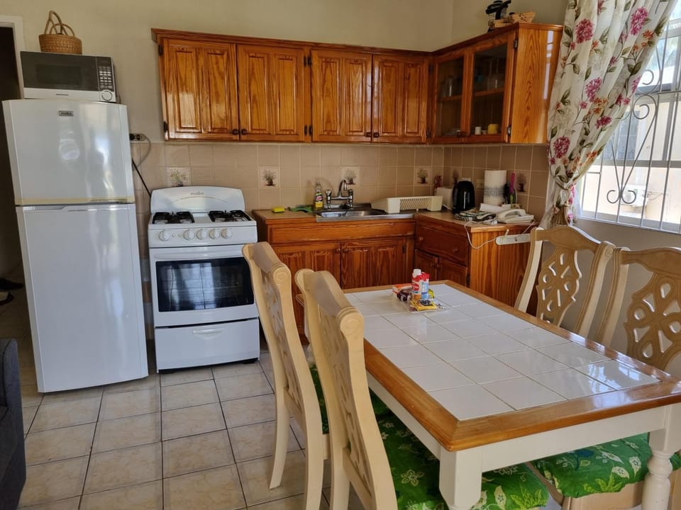 Kitchen or kitchenette, Dining area, stove