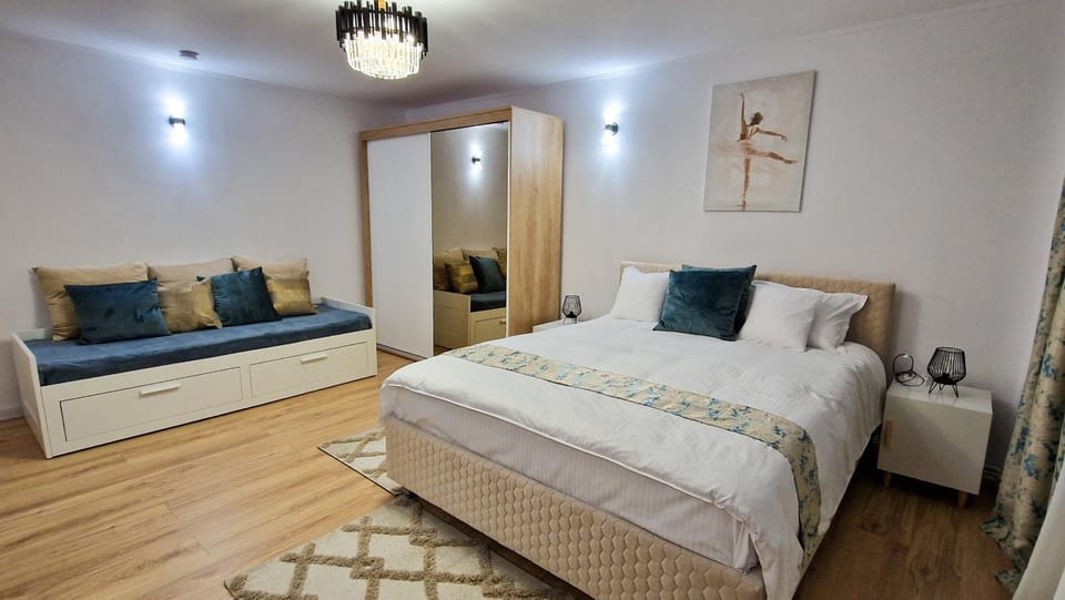 Bed, Photo of the whole room, Seating area, Bedroom, wardrobe