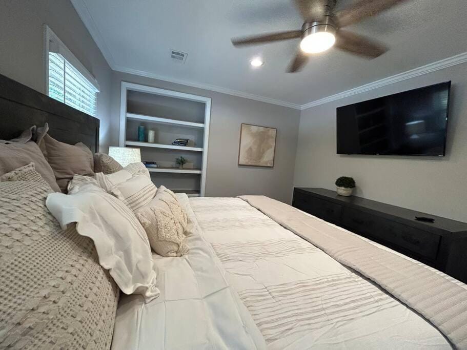 Bed, TV and multimedia, Bedroom, fireplace