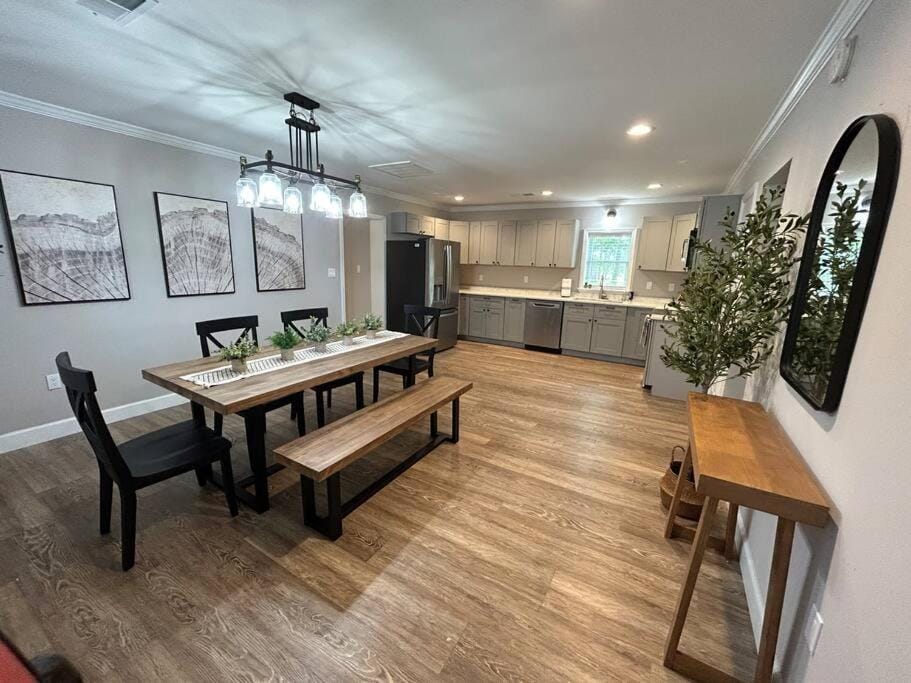 Kitchen or kitchenette, Dining area