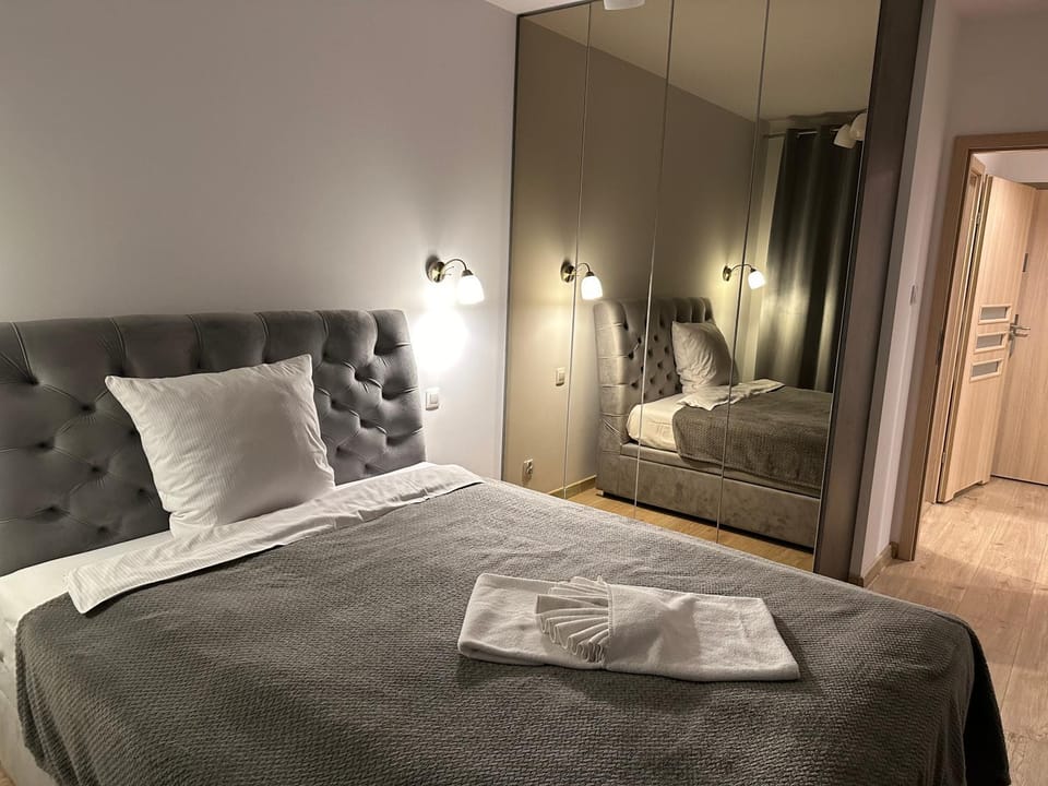 Bed, Bedroom, towels, wardrobe