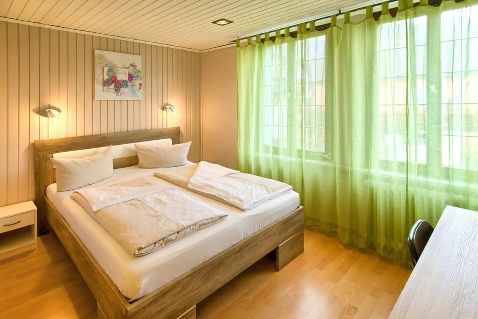 Day, Photo of the whole room